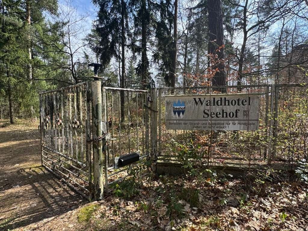 Schmiedeeisernes Eingangstor mit dem originalen Schild Waldhotel Seehof im Wald