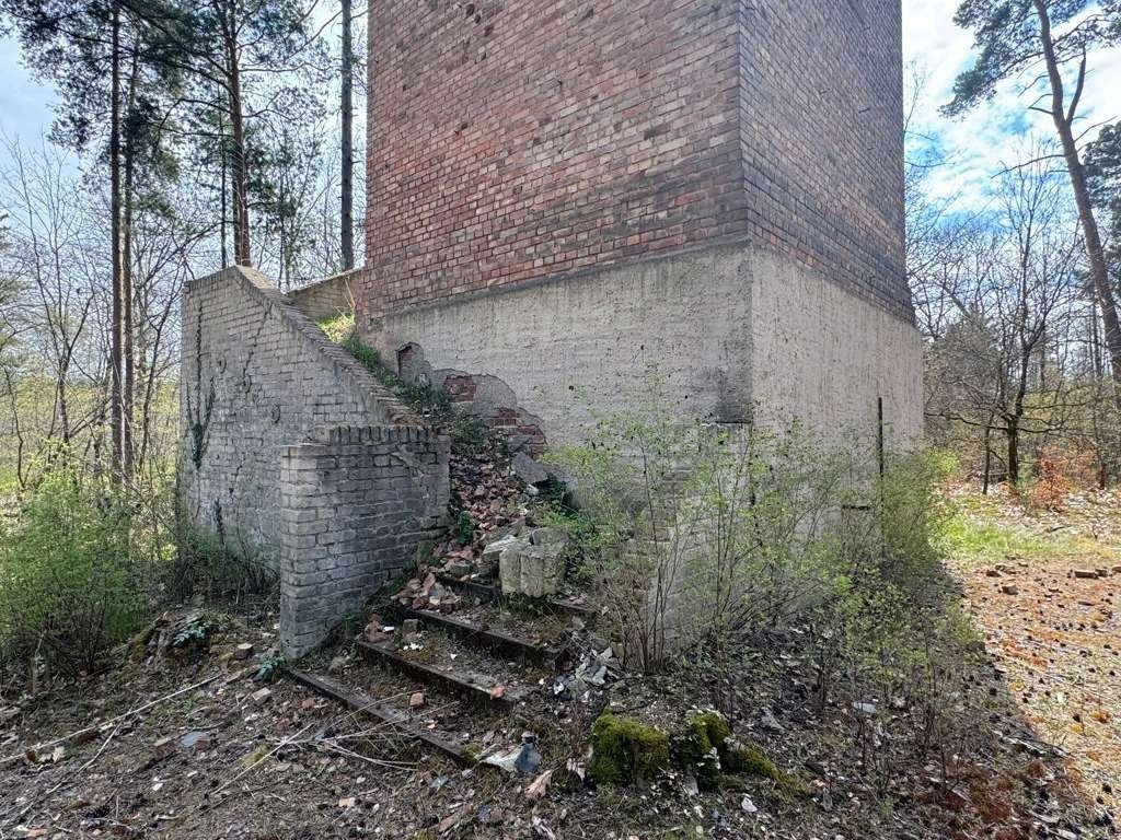 Backsteinsockel des Wasserturms mit Treppendetail